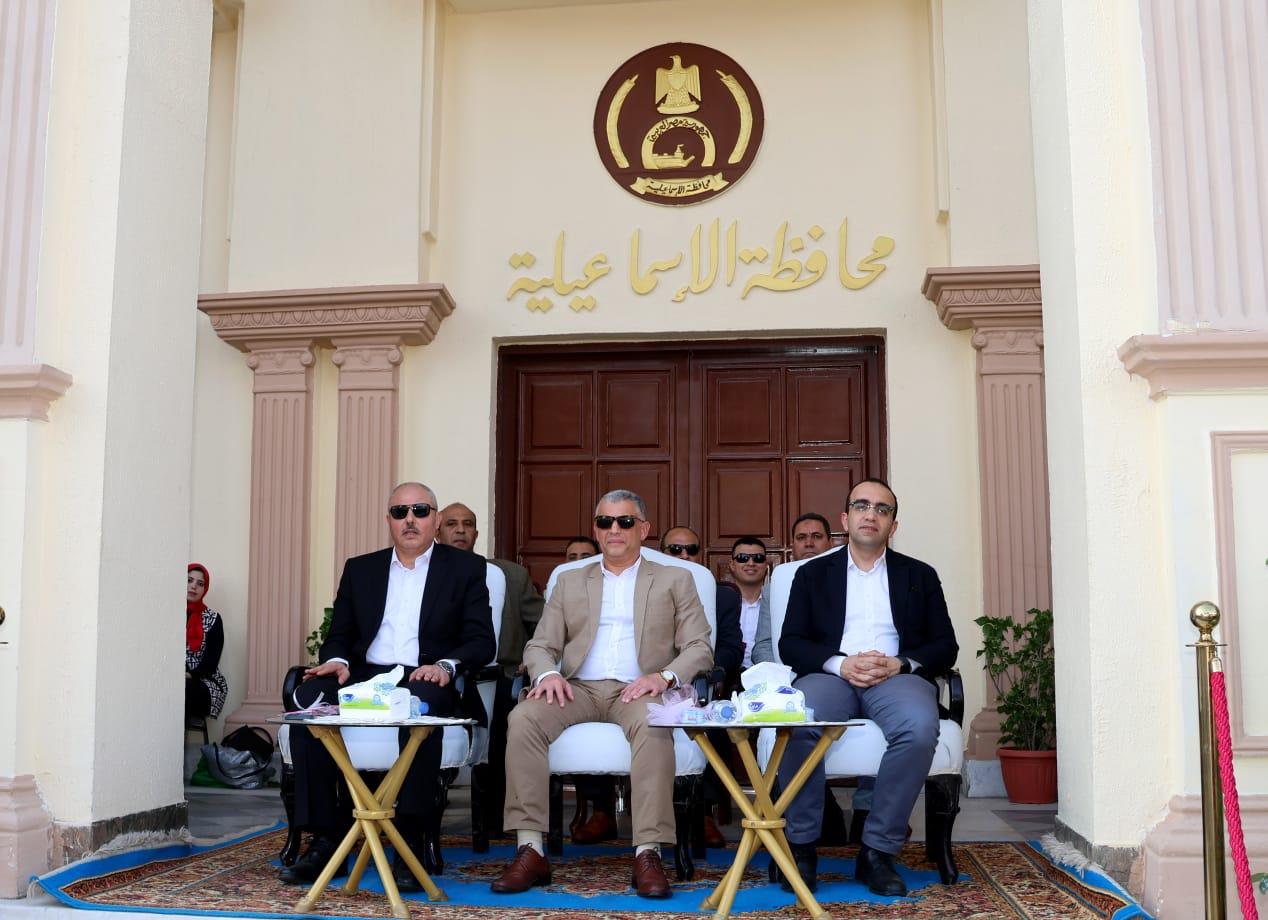 محافظ الإسماعيلية يفتتح معرض الزهور ويشارك المواطنين فرحتهم بالاحتفال بكرنفال الربيع