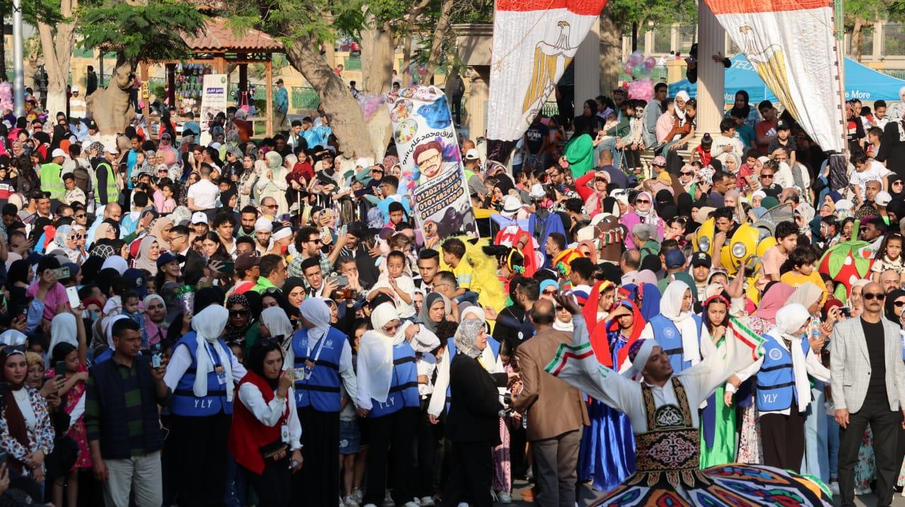 محافظ الإسماعيلية يفتتح معرض الزهور ويشارك المواطنين فرحتهم بالاحتفال بكرنفال الربيع