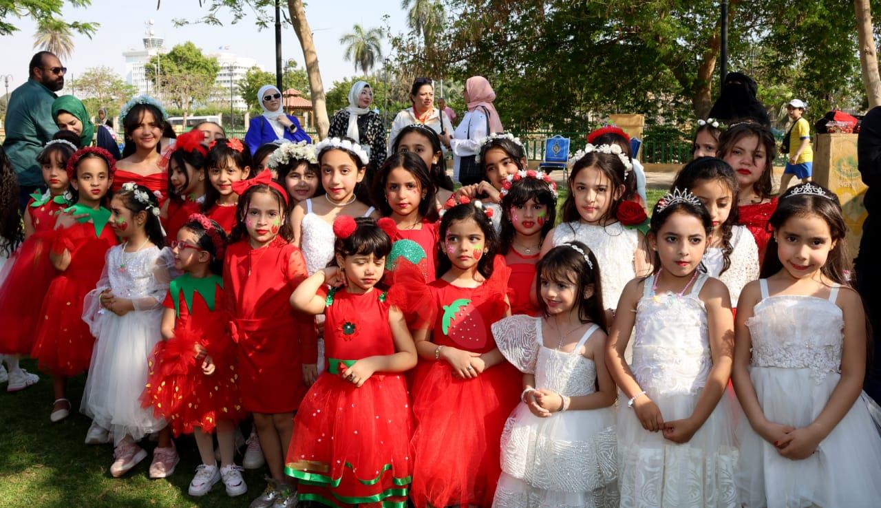 محافظ الإسماعيلية يفتتح معرض الزهور ويشارك المواطنين فرحتهم بالاحتفال بكرنفال الربيع