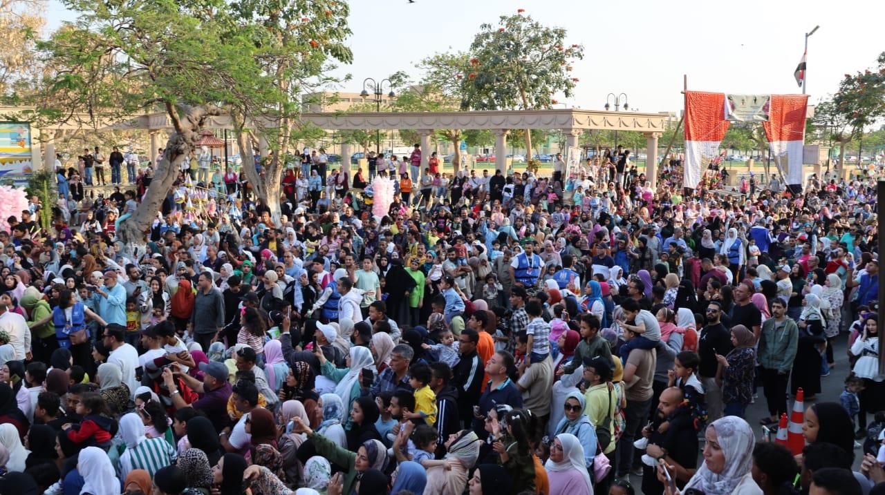 محافظ الإسماعيلية يفتتح معرض الزهور ويشارك المواطنين فرحتهم بالاحتفال بكرنفال الربيع