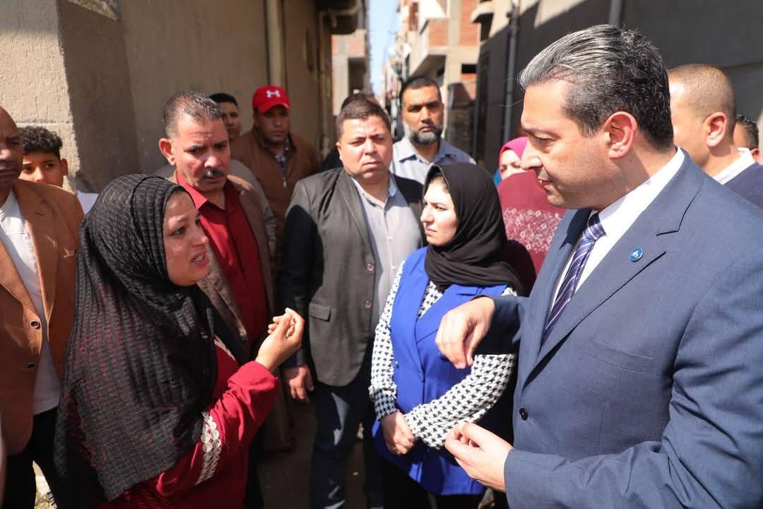 محافظ دمياط يتفقد  قرية الوسطاني ويشهد توزيع المساعدات على المواطنين المتضررين من الأمطار 