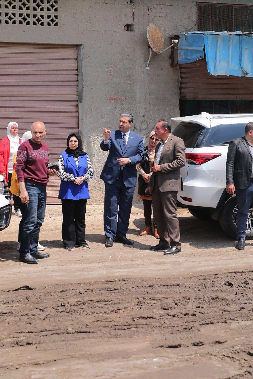 محافظ دمياط يتفقد  قرية الوسطاني ويشهد توزيع المساعدات على المواطنين المتضررين من الأمطار 