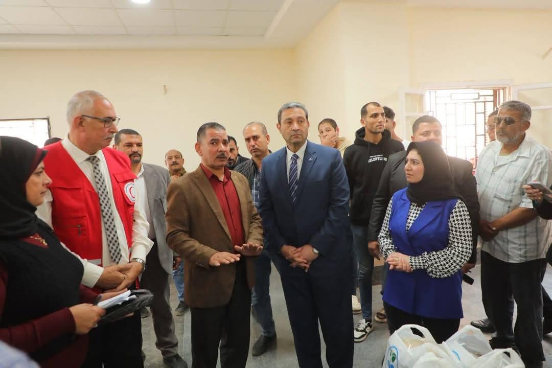 محافظ دمياط يتفقد  قرية الوسطاني ويشهد توزيع المساعدات على المواطنين المتضررين من الأمطار 
