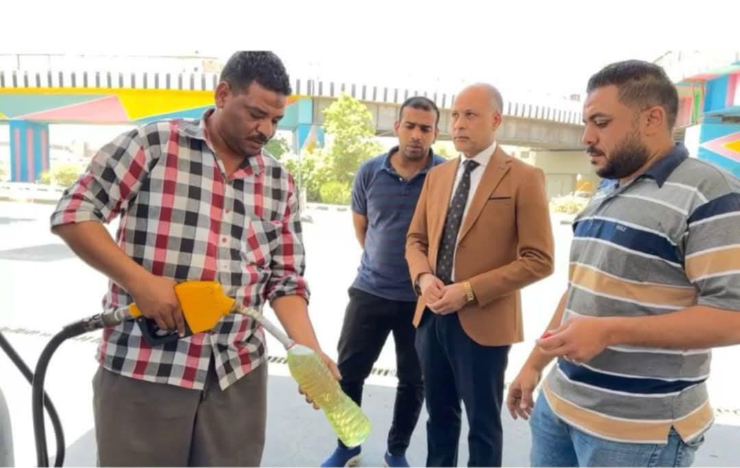 صور | تحليل عينات وقود بمحطات قنا للتأكد من مطابقتها للمواصفات