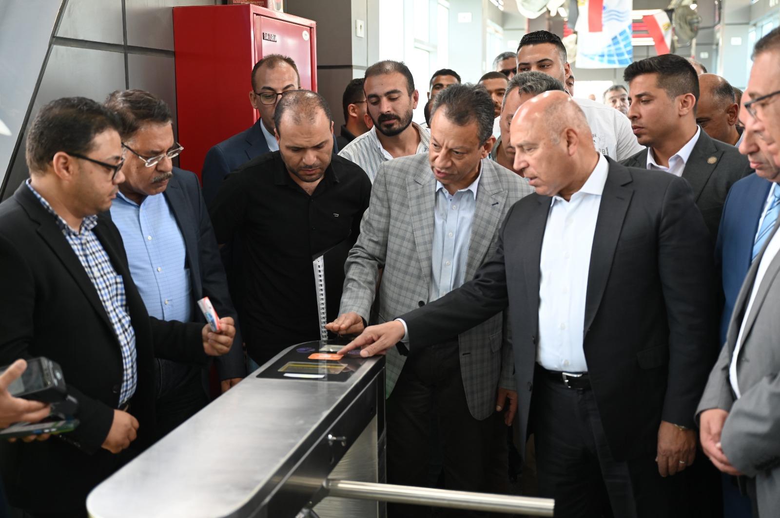 وزير النقل يستقل الأتوبيس الترددي على الدائري.. ويؤكد: يعظم منظومة النقل الجماعي