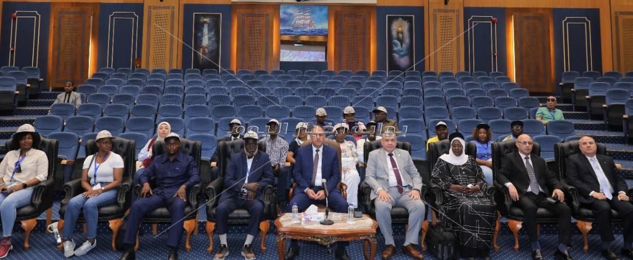 وفد رفيع المستوى من 18 دولة أفريقية يزور ميناء الإسكندرية