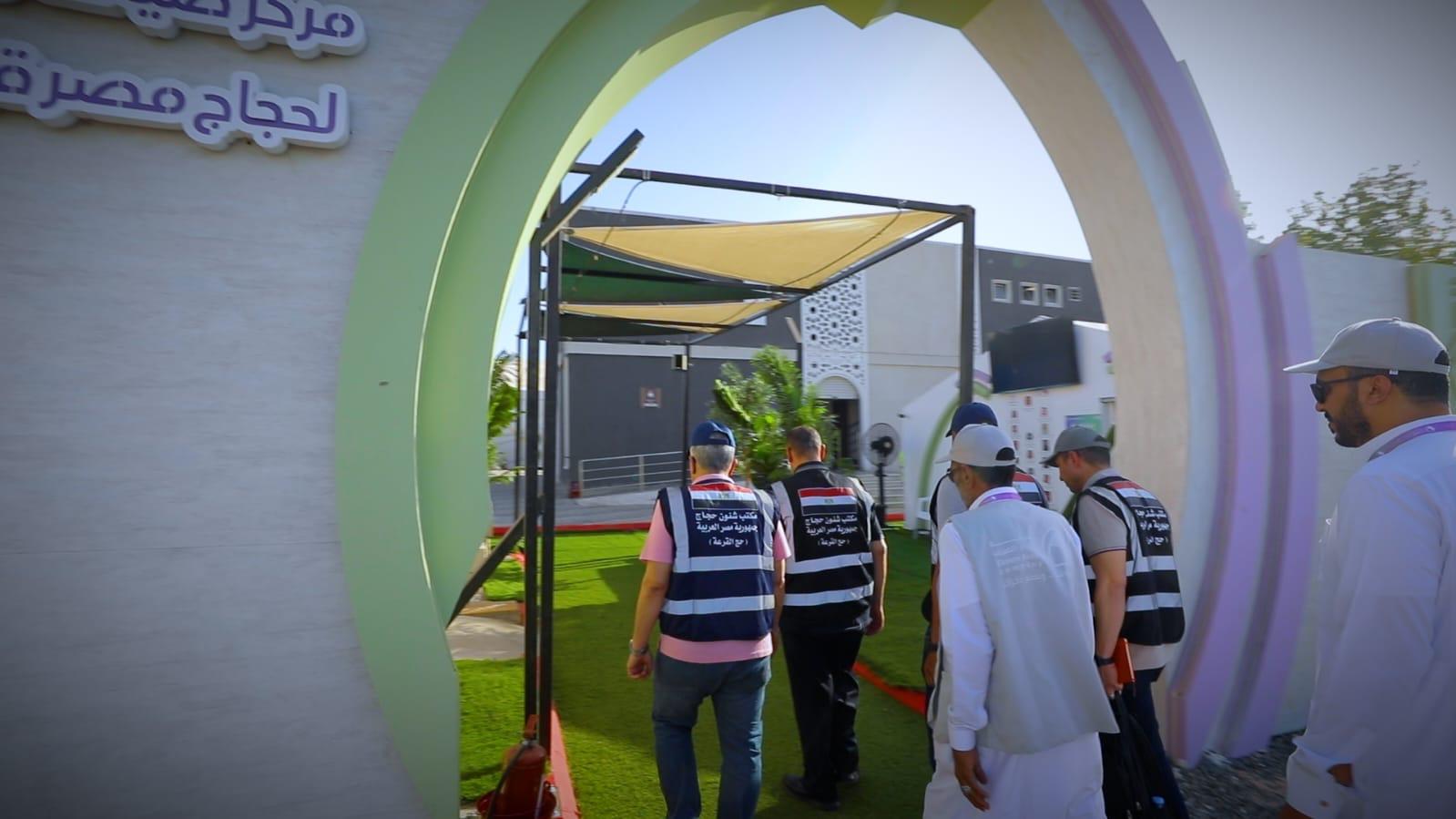 رئيس بعثة الحج يتفقد مخيمات حجاج القرعة في عرفات ومنى.. وبدء التصعيد غدا