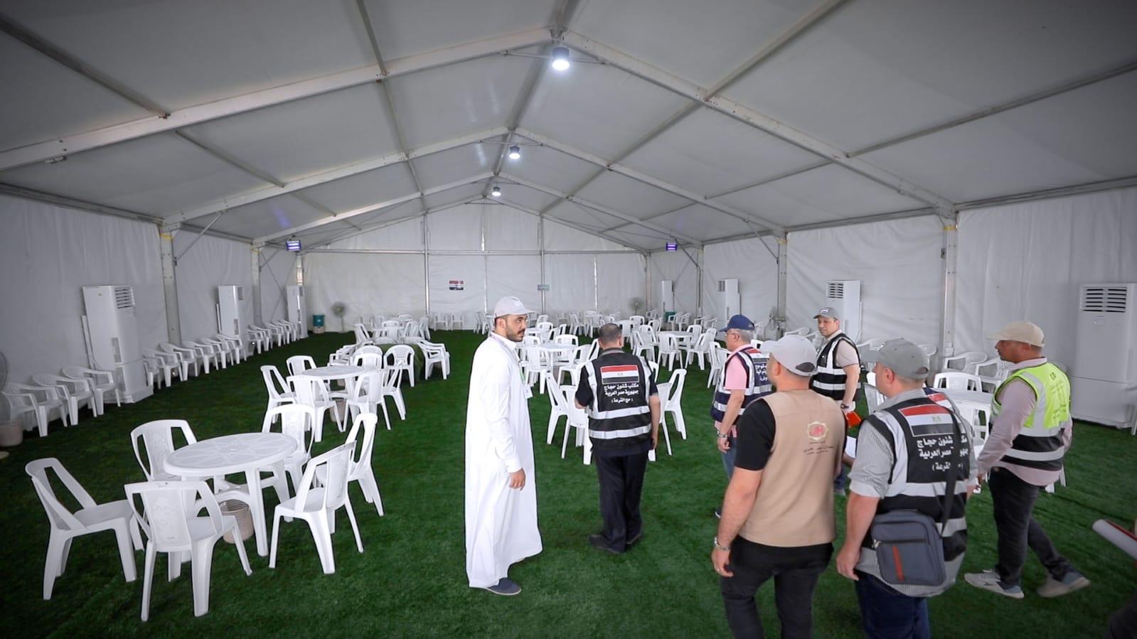 رئيس بعثة الحج يتفقد مخيمات حجاج القرعة في عرفات ومنى.. وبدء التصعيد غدا