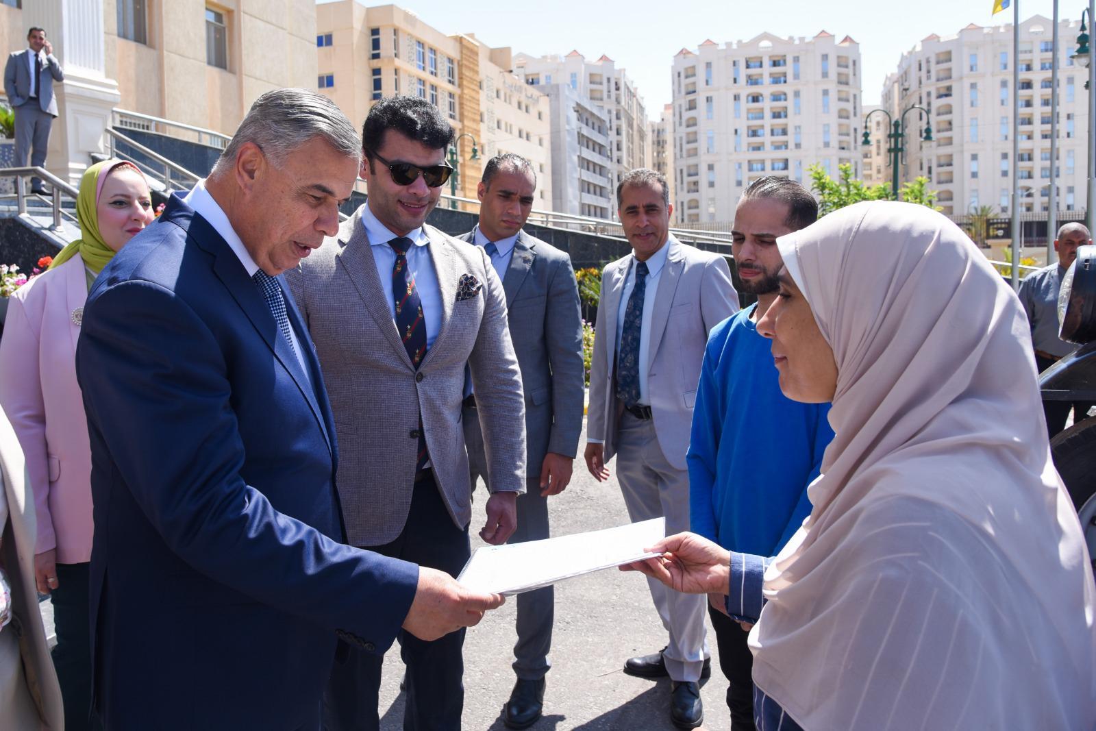 "توك توك" جديد عيدية لـ"أمل" الإسكندرانية وتعويض لسائق العاصفة| صور