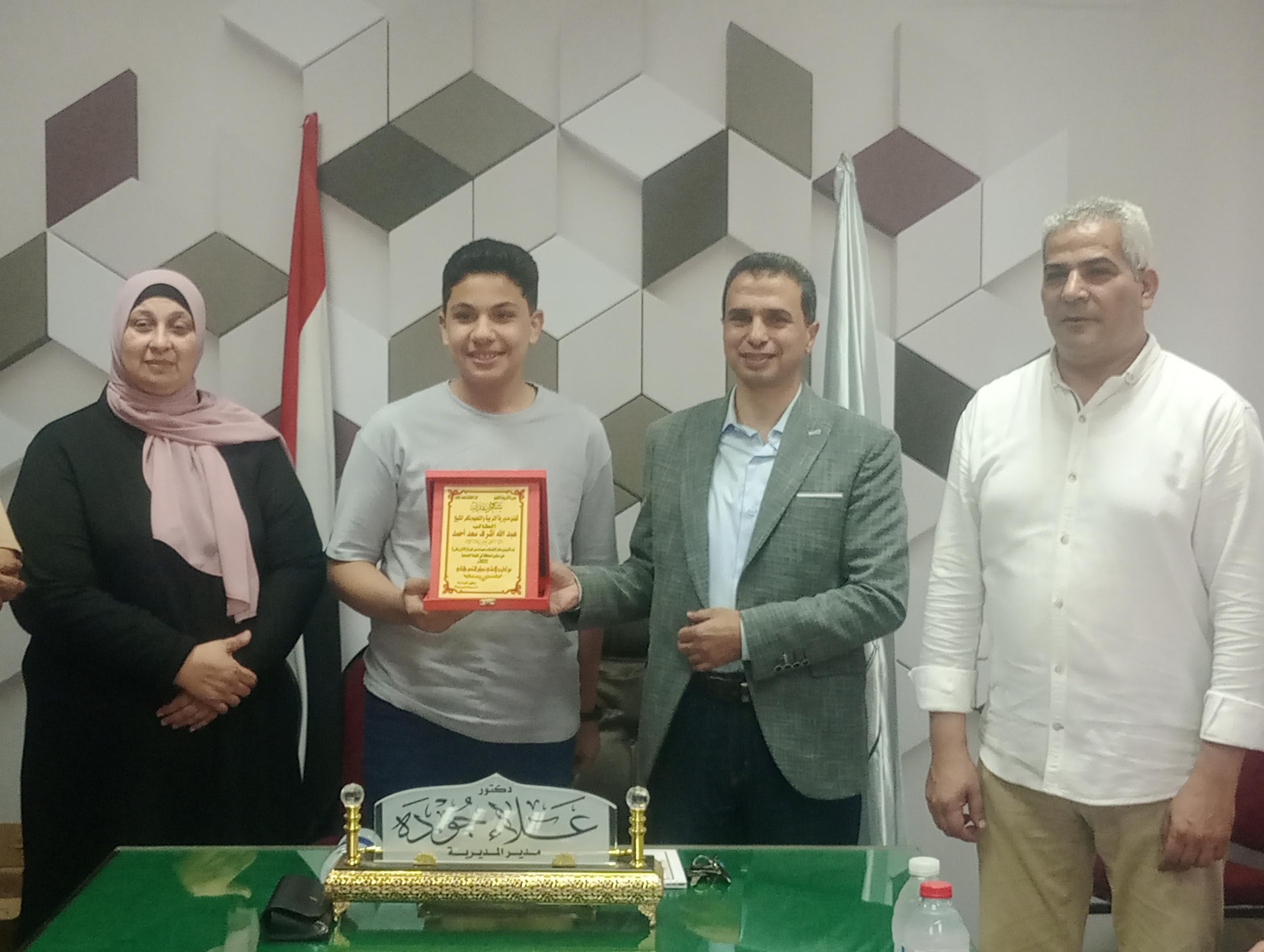  وكيل تعليم كفر الشيخ يكرم أوائل الشهادة الإعدادية| صور