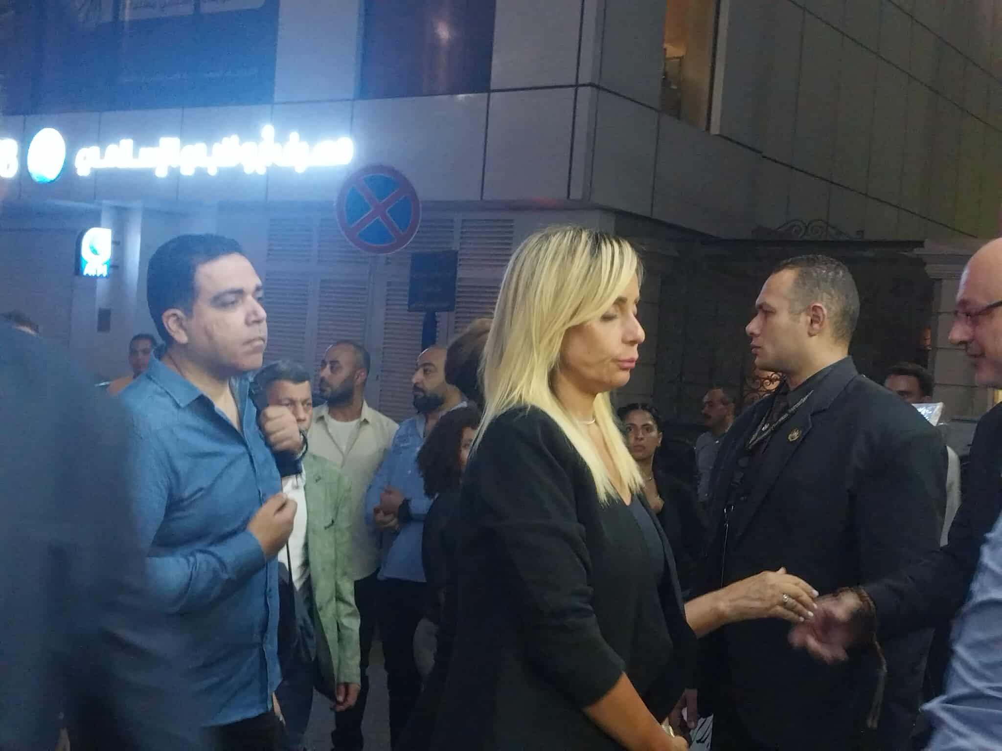 تامر عبد المنعم يستقبل عزاء والده