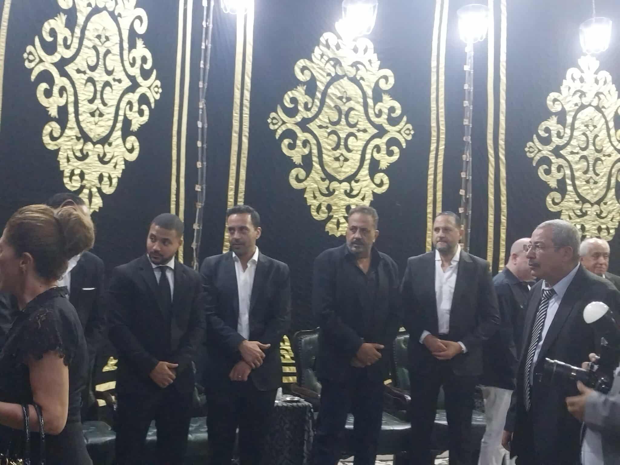 تامر عبد المنعم يستقبل عزاء والده