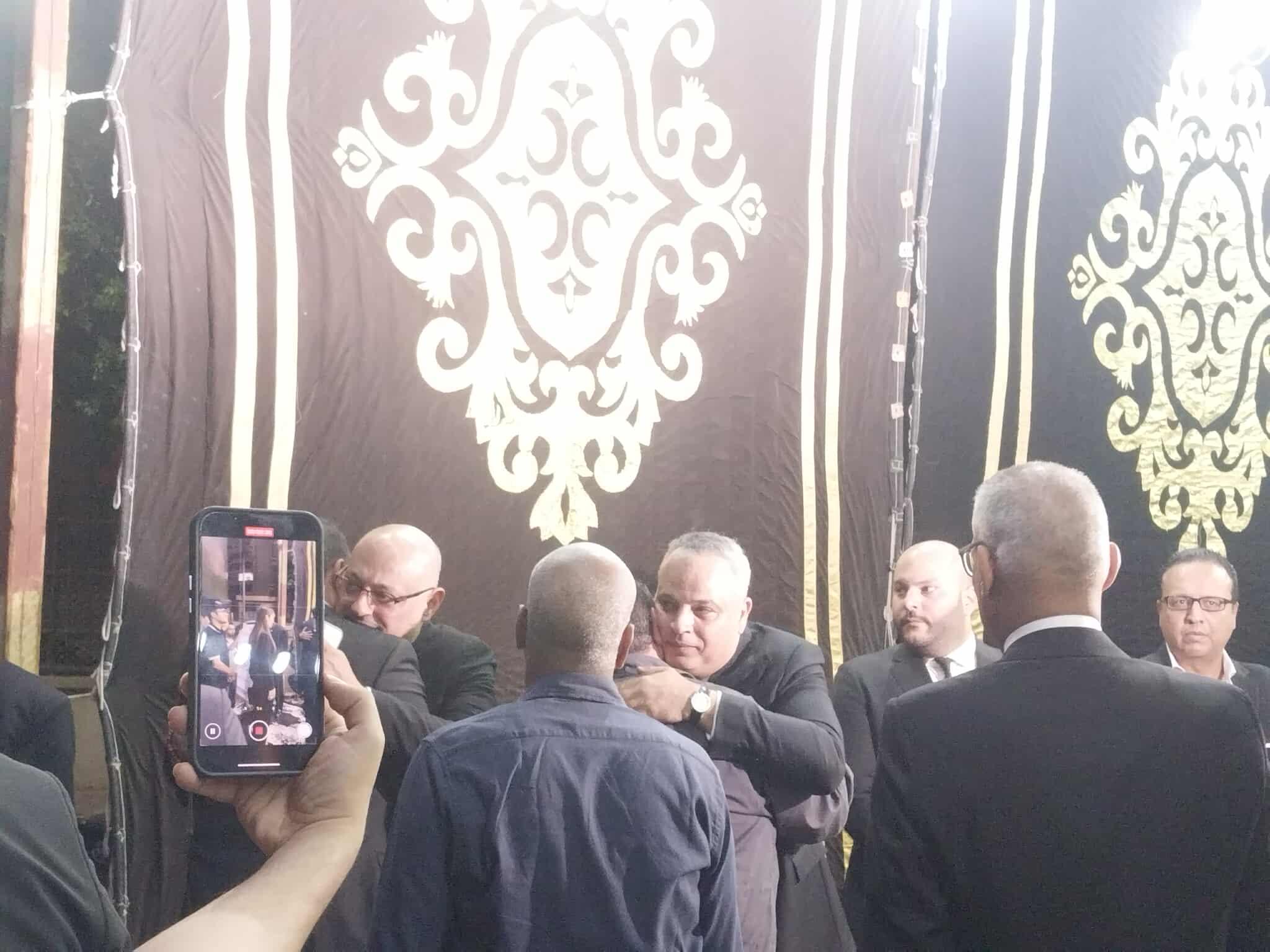 تامر عبد المنعم يستقبل عزاء والده