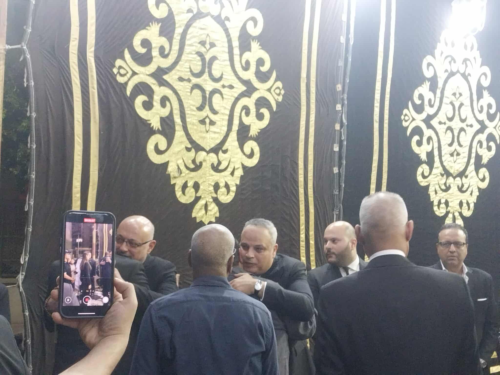 تامر عبد المنعم يستقبل عزاء والده