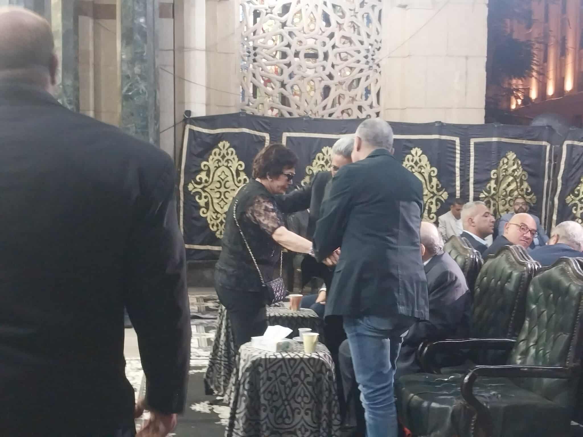 تامر عبد المنعم يستقبل عزاء والده