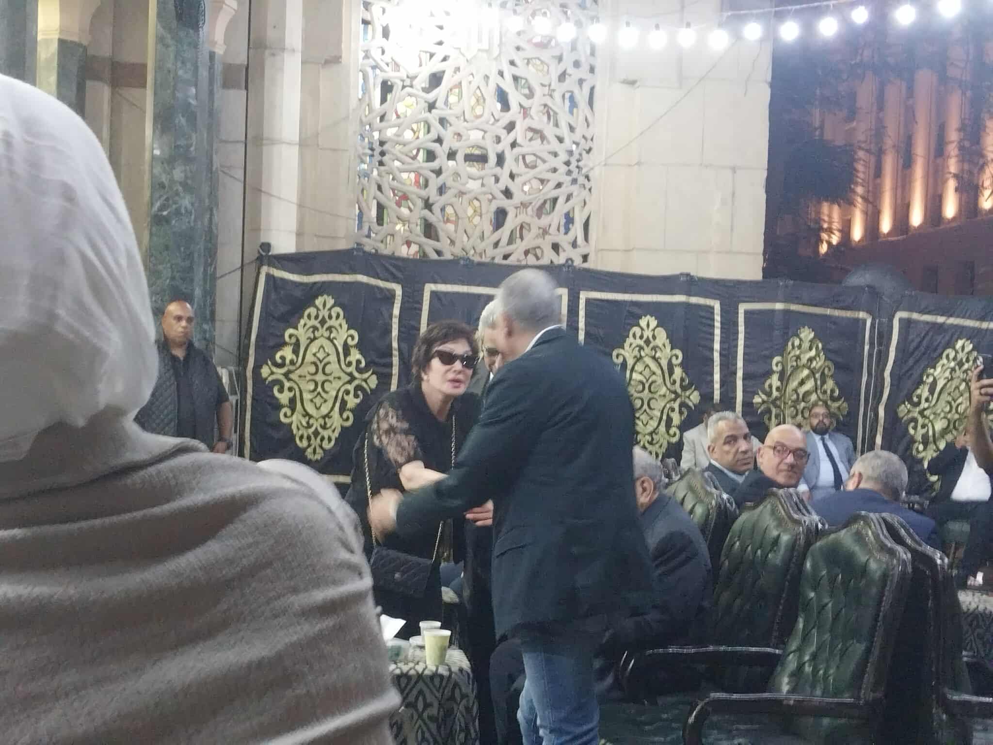 تامر عبد المنعم يستقبل عزاء والده