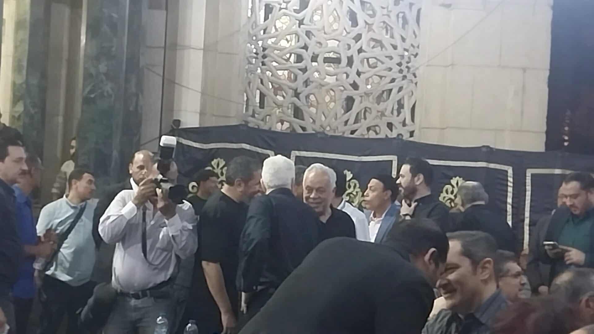 تامر عبد المنعم يستقبل عزاء والده