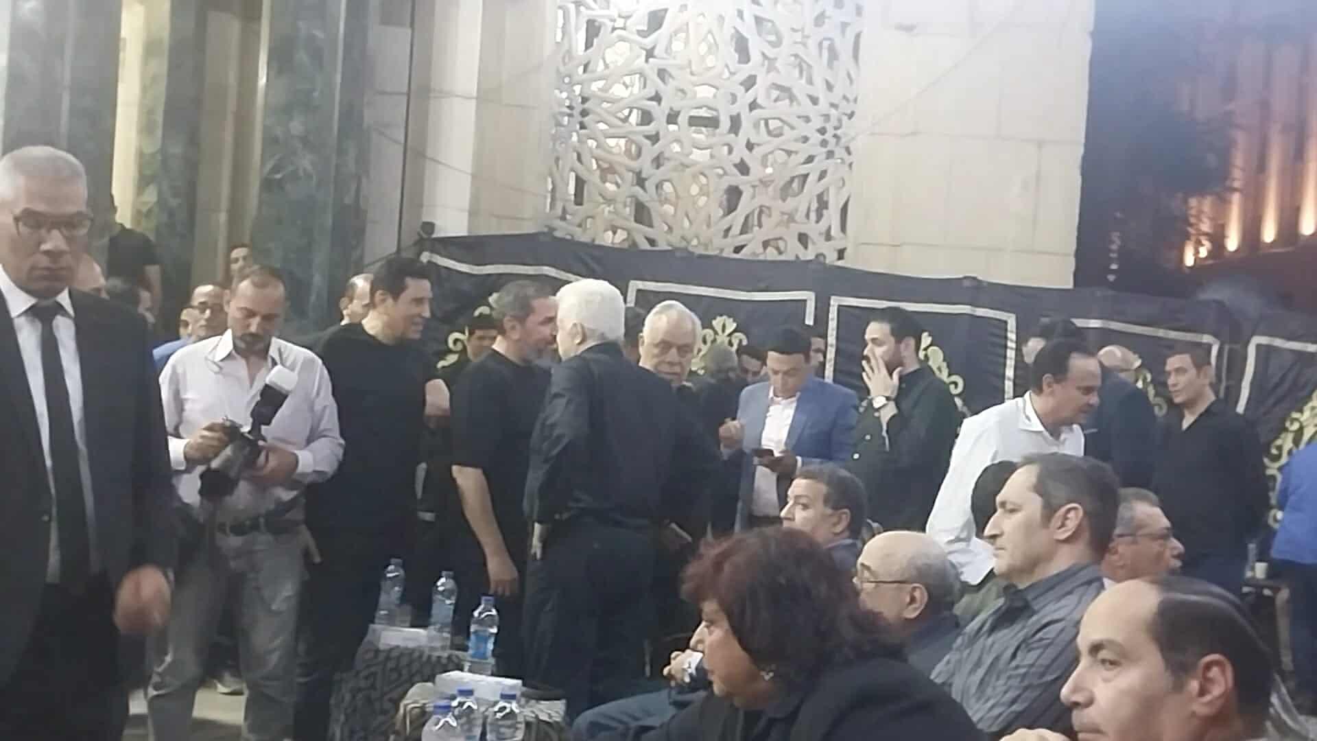 تامر عبد المنعم يستقبل عزاء والده