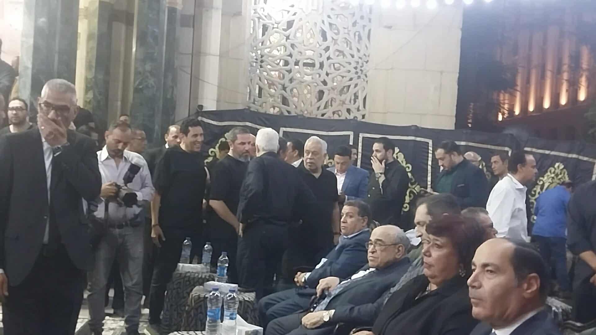 تامر عبد المنعم يستقبل عزاء والده