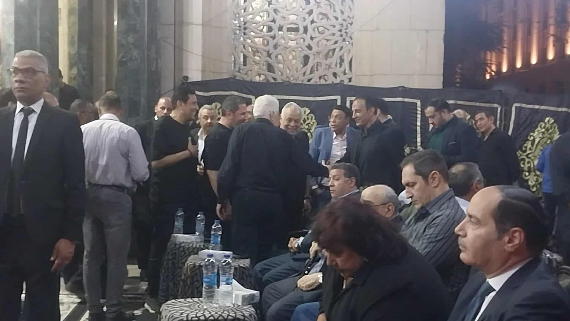 تامر عبد المنعم يستقبل عزاء والده