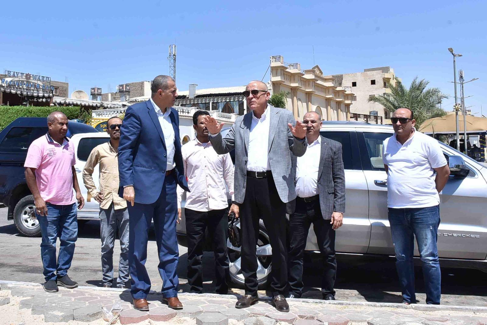 محافظ الأقصر يجري جولة ميدانية موسعة لمتابعة مستوى النظافة بمدينة الأقصر| صور