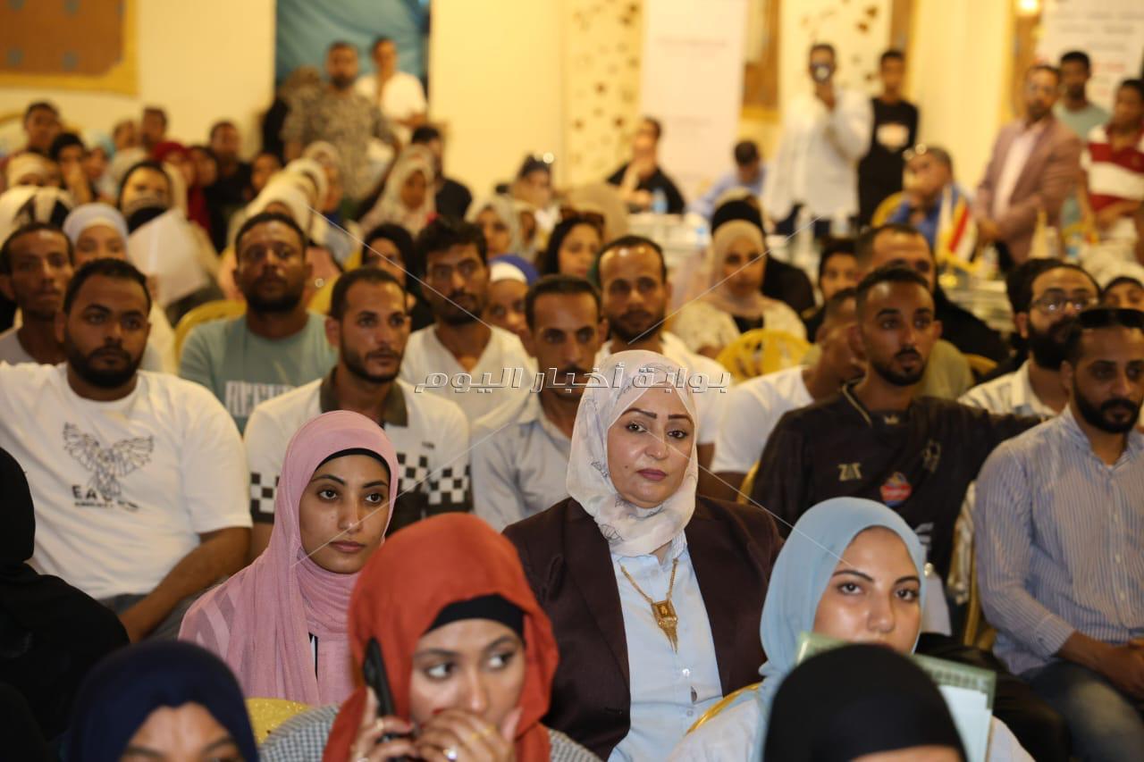 وزيرا العمل والأوقاف يفتتحان ملتقى توظيف في "رأس غارب" بمشاركة 50 منشأة