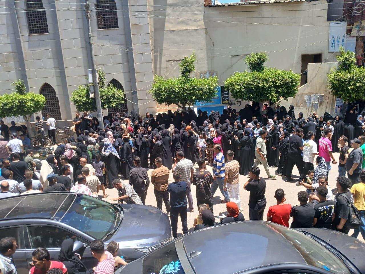 بالصور بعد تأكد أجهزة الصحة من الوفاة طبيعية والكشف عليه داخل المسجد