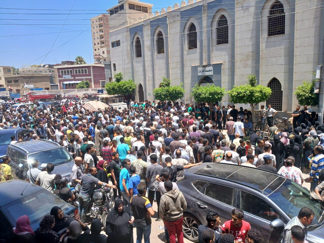 بالصور بعد تأكد أجهزة الصحة من الوفاة طبيعية والكشف عليه داخل المسجد