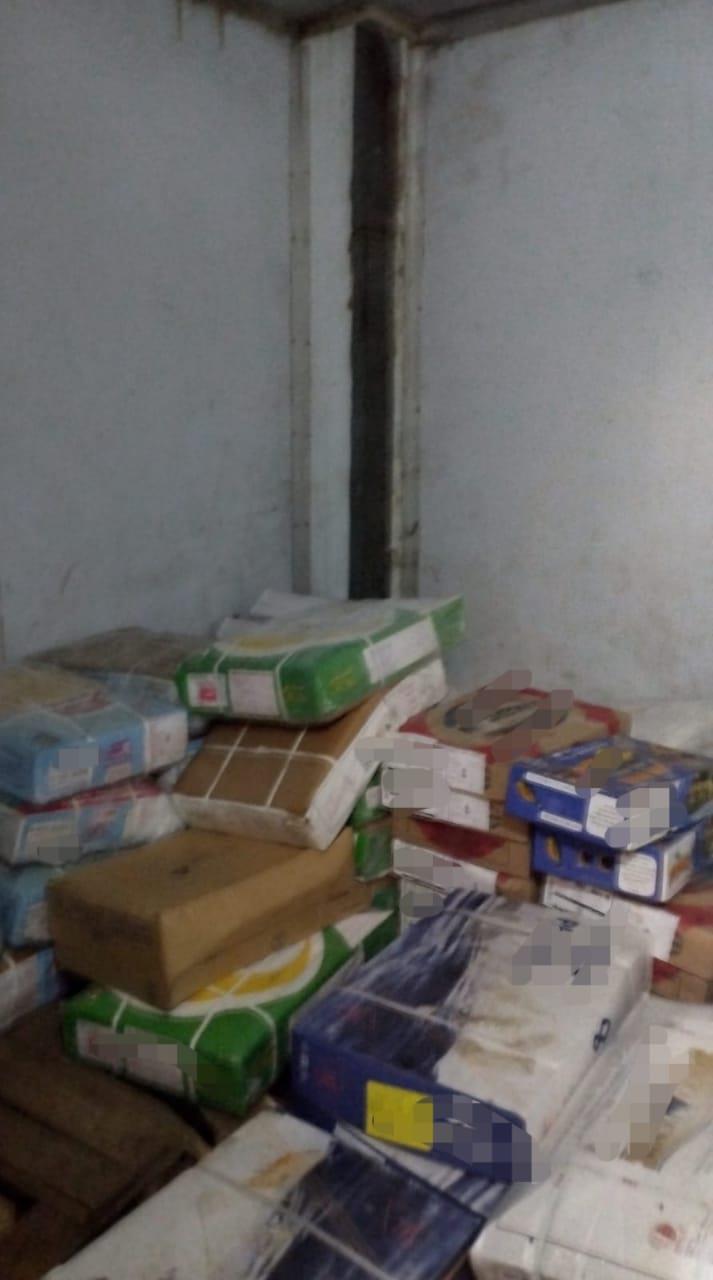    ضبط أكثر من 2700 كرتونة مواد غذائية   مجهولة المصدر   وتحرير 101 محضر تمويني بالمنوفية..صور