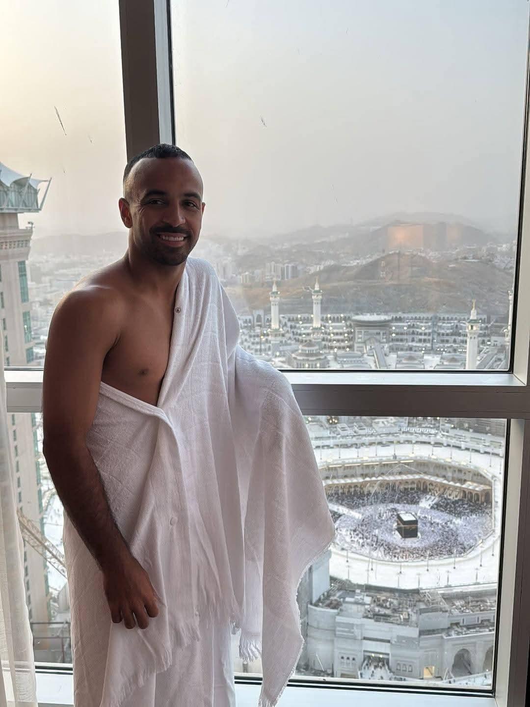 محمد مجدي أفشة يشارك متابعيه صورًا من أدائه مناسك العمرة