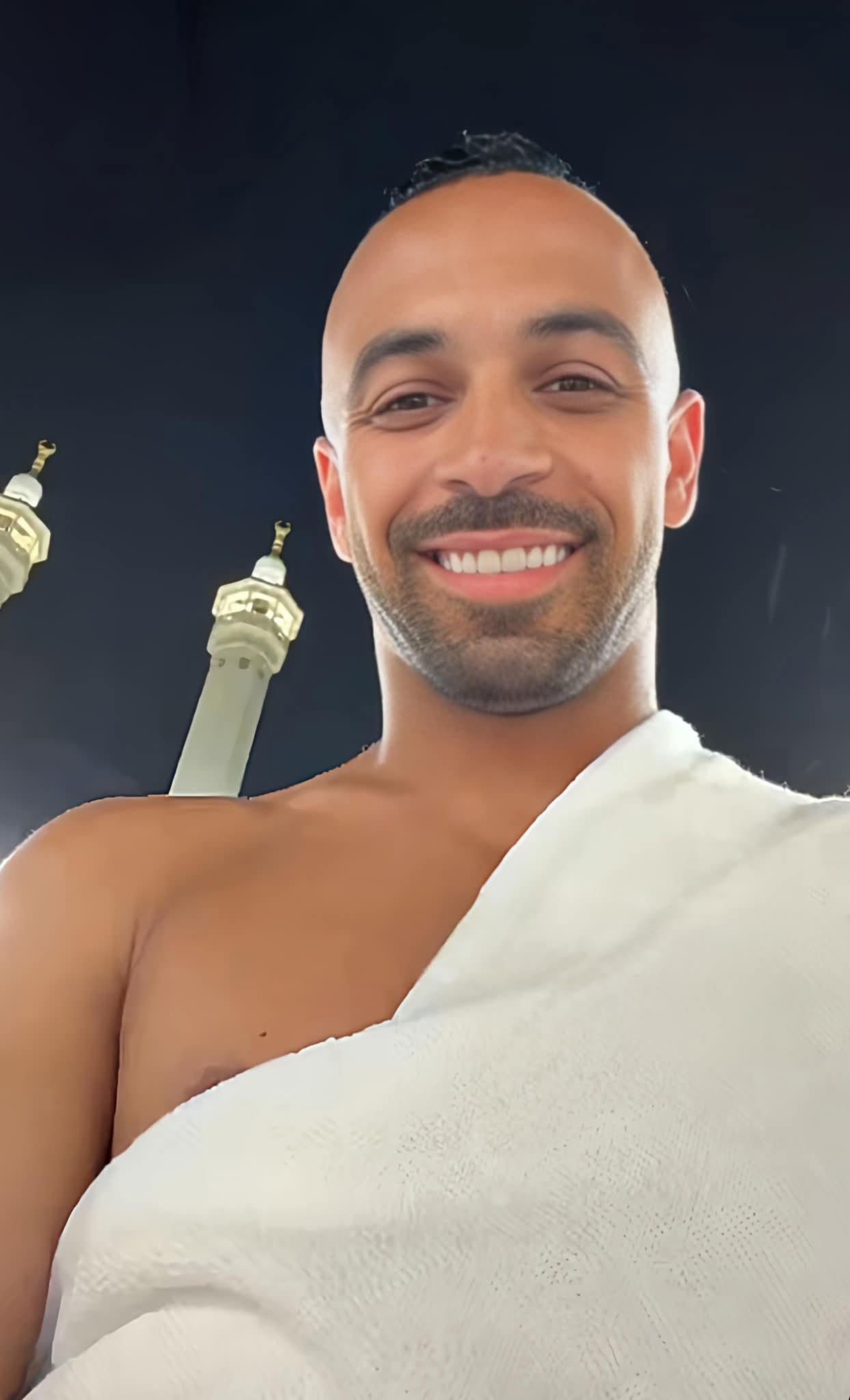 محمد مجدي أفشة يشارك متابعيه صورًا من أدائه مناسك العمرة
