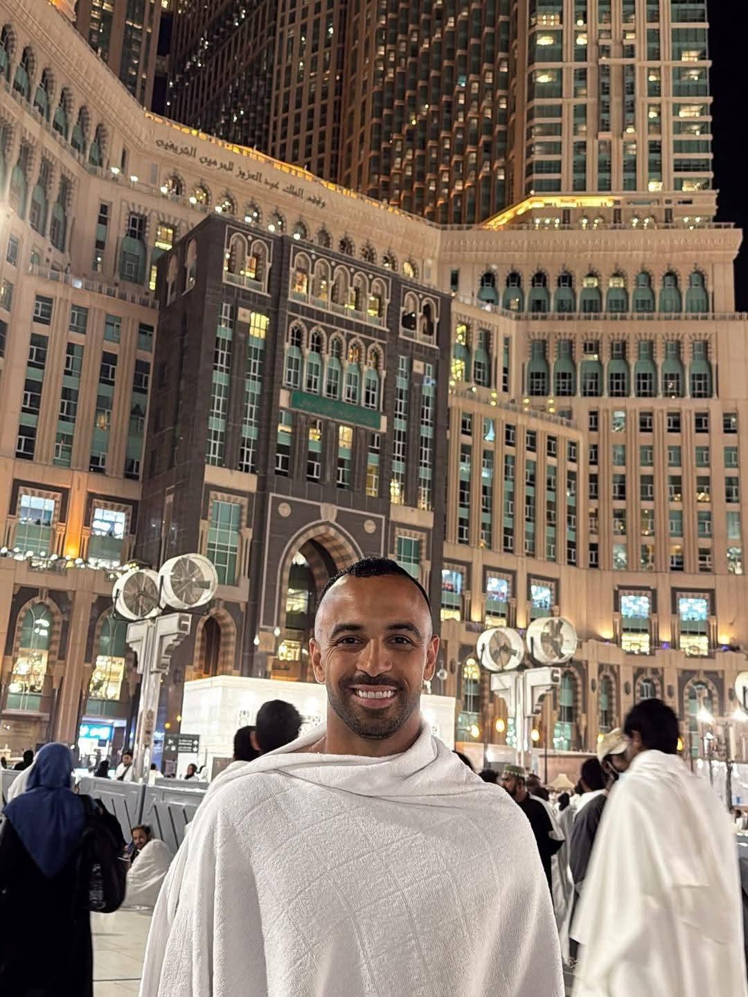 محمد مجدي أفشة يشارك متابعيه صورًا من أدائه مناسك العمرة
