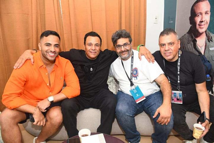 وليد منصور يعيد للمسرح الروماني قوته بحفل استثنائي كامل العدد لنجوم التسعينيات