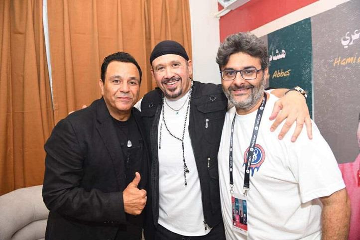 وليد منصور يعيد للمسرح الروماني قوته بحفل استثنائي كامل العدد لنجوم التسعينيات