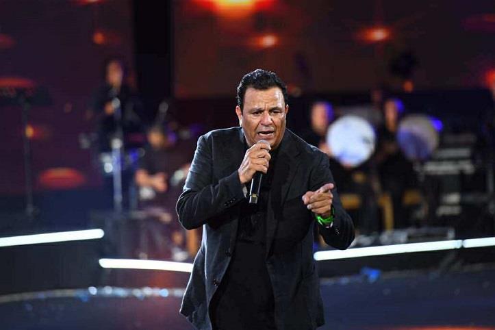 وليد منصور يعيد للمسرح الروماني قوته بحفل استثنائي كامل العدد لنجوم التسعينيات