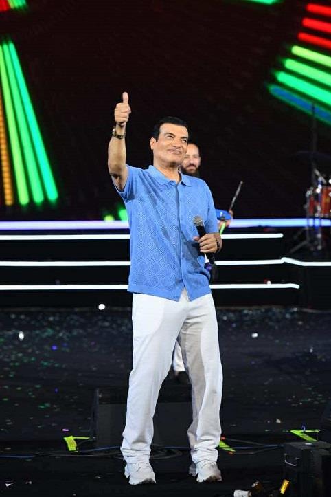 وليد منصور يعيد للمسرح الروماني قوته بحفل استثنائي كامل العدد لنجوم التسعينيات