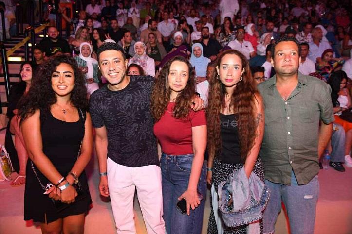 وليد منصور يعيد للمسرح الروماني قوته بحفل استثنائي كامل العدد لنجوم التسعينيات