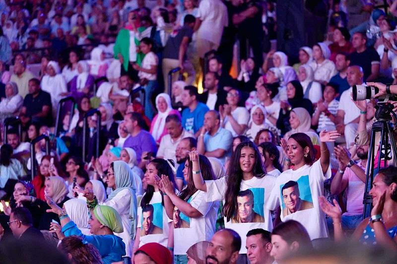وليد منصور يعيد للمسرح الروماني قوته بحفل استثنائي كامل العدد لنجوم التسعينيات