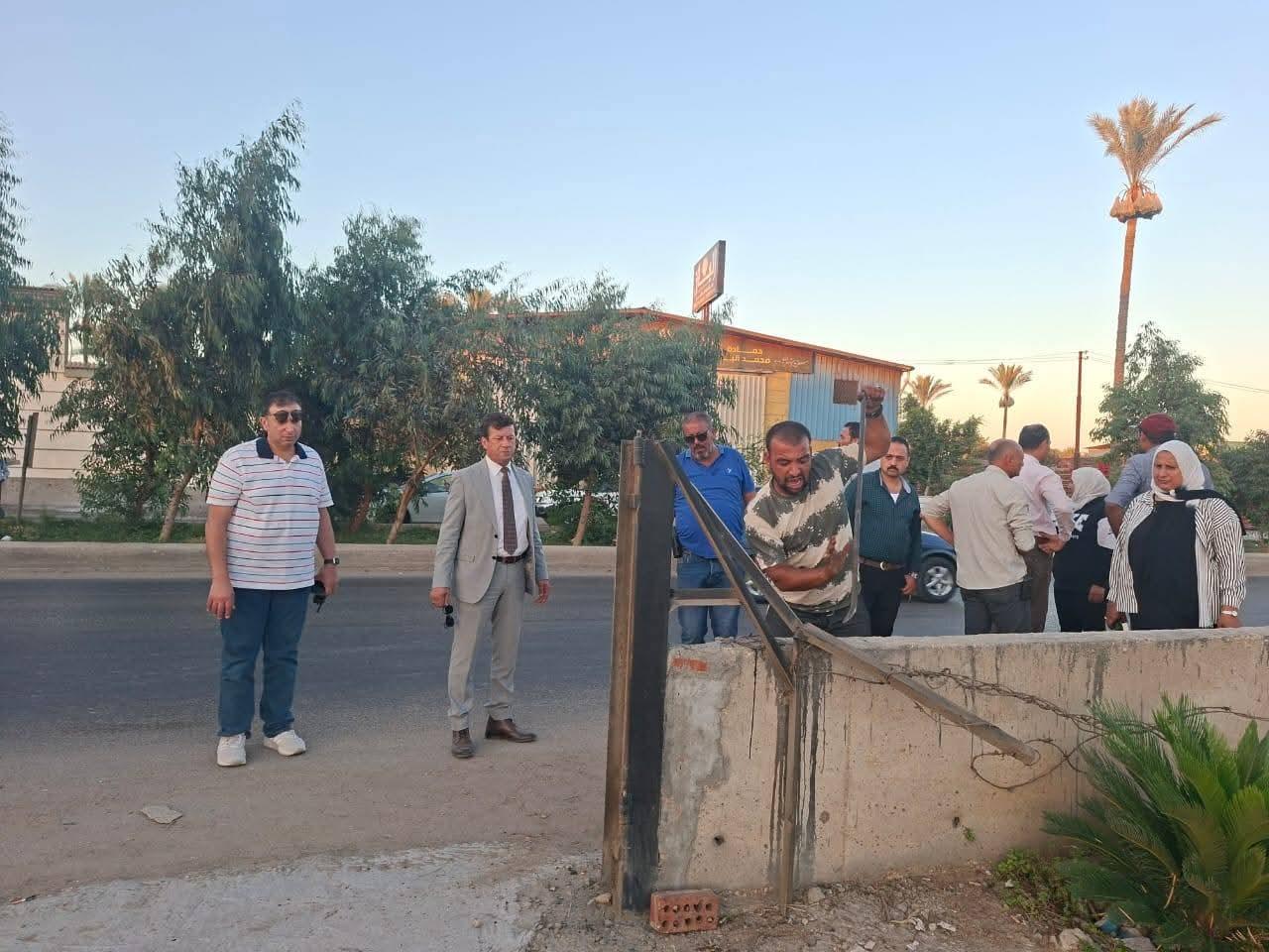 السكرتير العام يقود حملة مكبرة لازالة التعديات على الاراضي الزراعية وحرم طريق دمياط الجديدة| صور