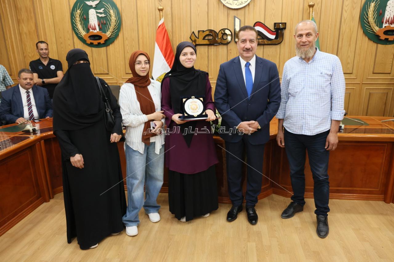محافظ المنوفية يكرم أوائل الجمهورية