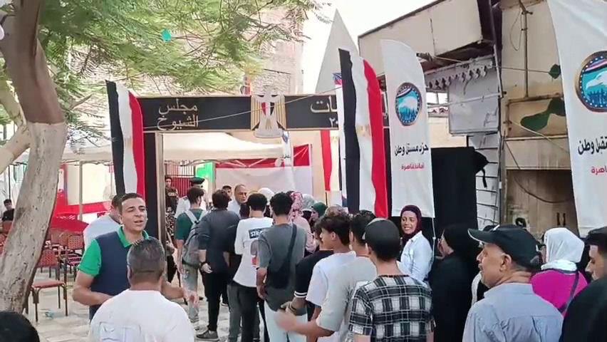 اقبال متزايد من المواطنين على لجان مدارس السيدة زينب للإدلاء بأصواتهم في انتخابات مجلس الشيوخ/صور 