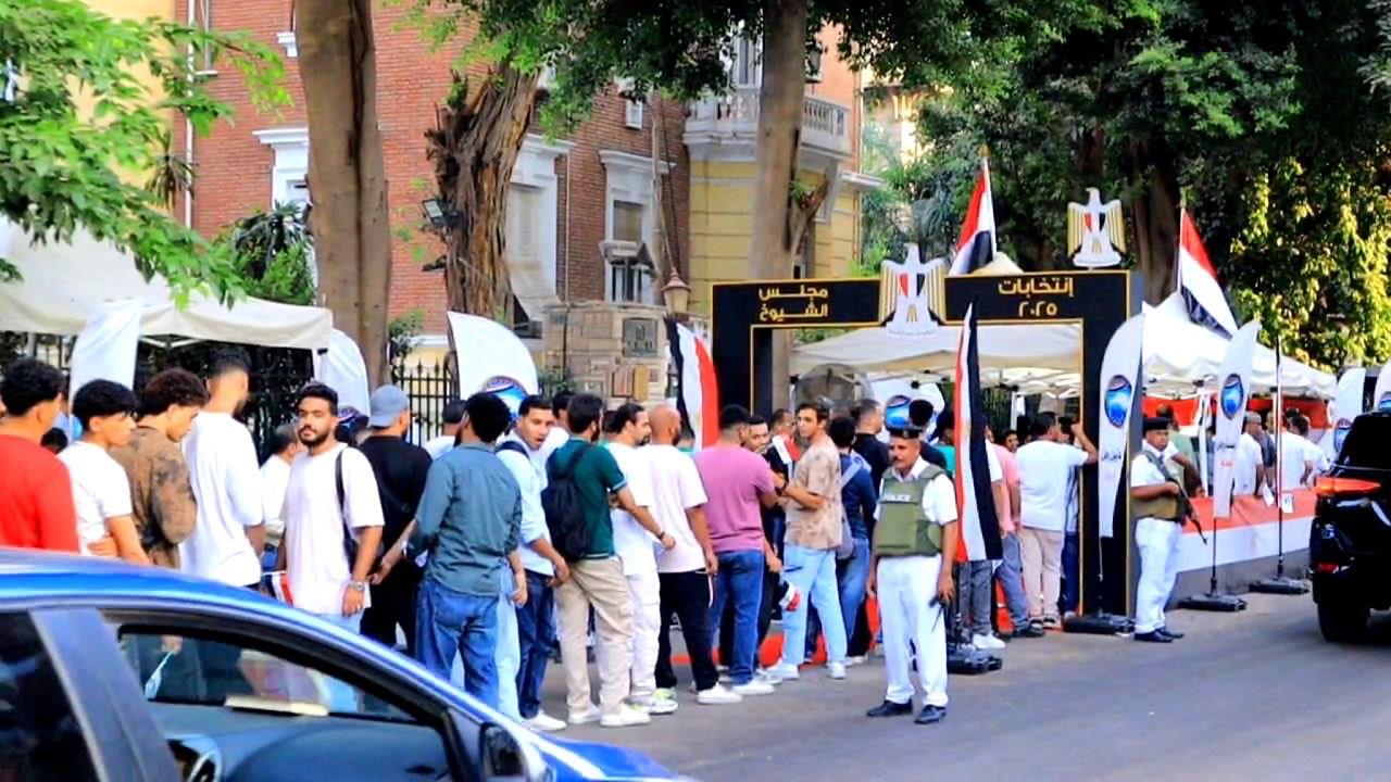 اقبال متزايد من المواطنين على لجان مدارس السيدة زينب للإدلاء بأصواتهم في انتخابات مجلس الشيوخ/صور 
