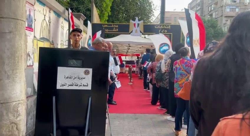 اقبال متزايد من المواطنين على لجان مدارس السيدة زينب للإدلاء بأصواتهم في انتخابات مجلس الشيوخ/صور 