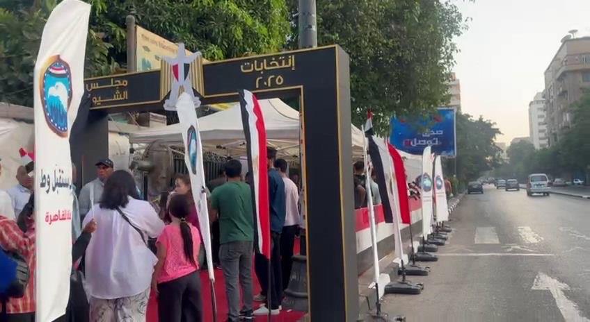 اقبال متزايد من المواطنين على لجان مدارس السيدة زينب للإدلاء بأصواتهم في انتخابات مجلس الشيوخ/صور 