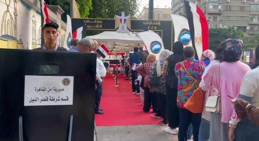 اقبال متزايد من المواطنين على لجان مدارس السيدة زينب للإدلاء بأصواتهم في انتخابات مجلس الشيوخ/صور 