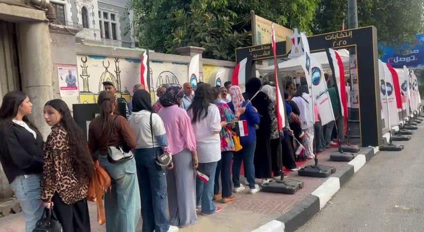 اقبال متزايد من المواطنين على لجان مدارس السيدة زينب للإدلاء بأصواتهم في انتخابات مجلس الشيوخ/صور 
