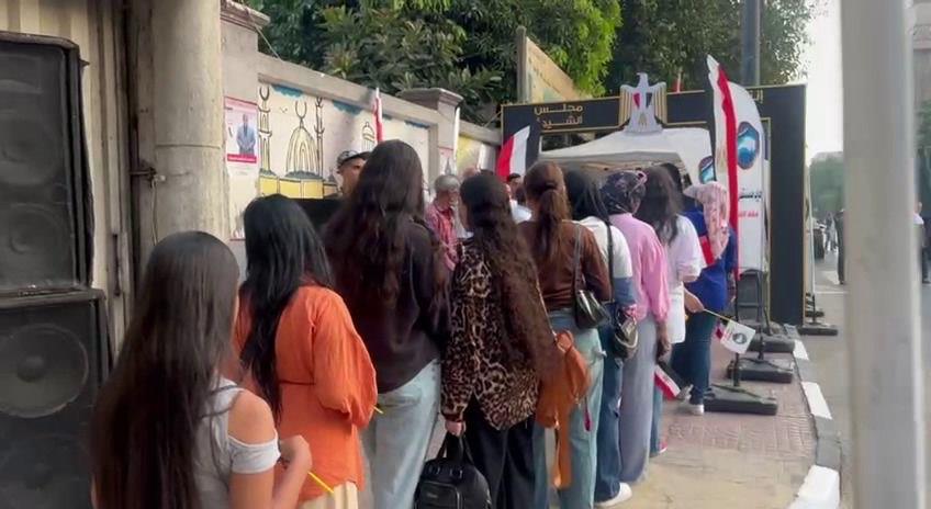 اقبال متزايد من المواطنين على لجان مدارس السيدة زينب للإدلاء بأصواتهم في انتخابات مجلس الشيوخ/صور 