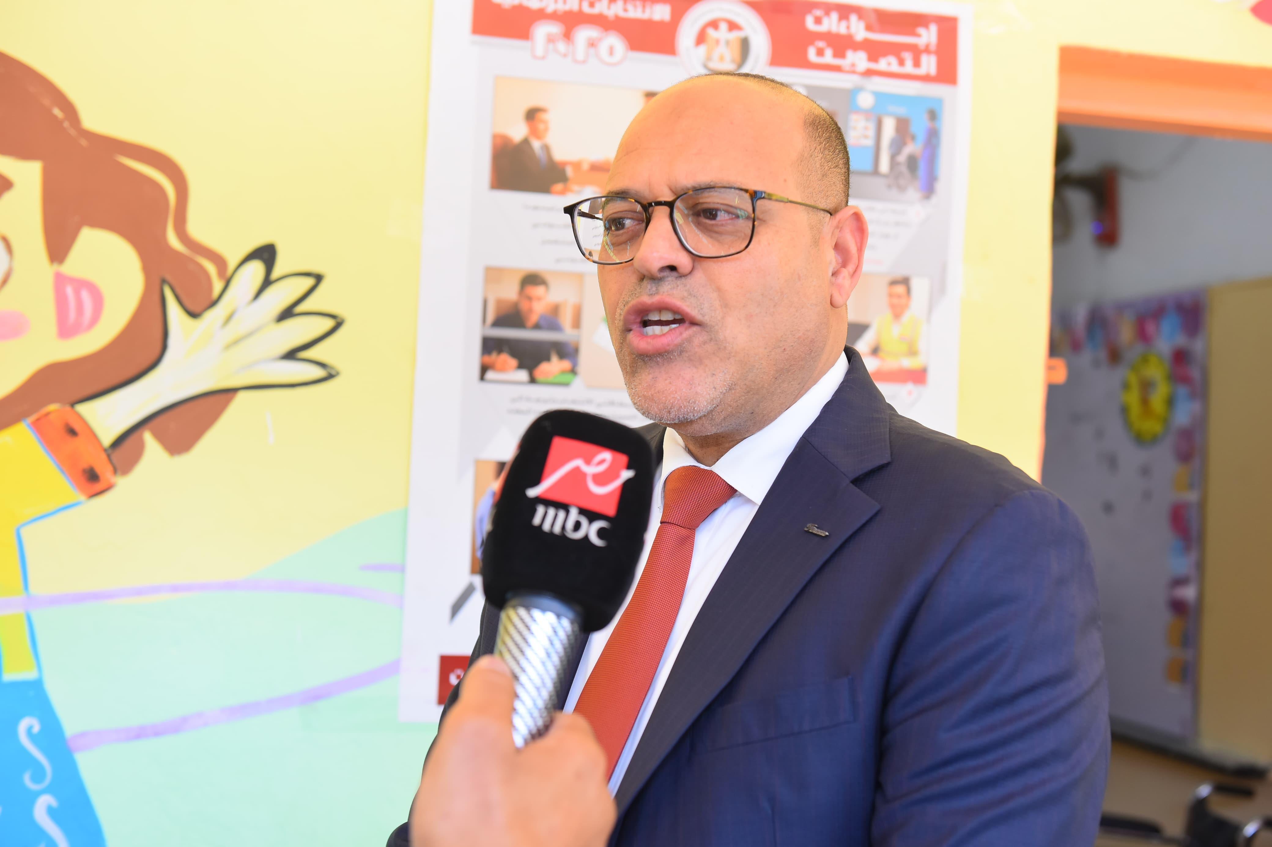 وزير العمل يُدلي بصوته في انتخابات مجلس الشيوخ بالتجمع الخامس 
