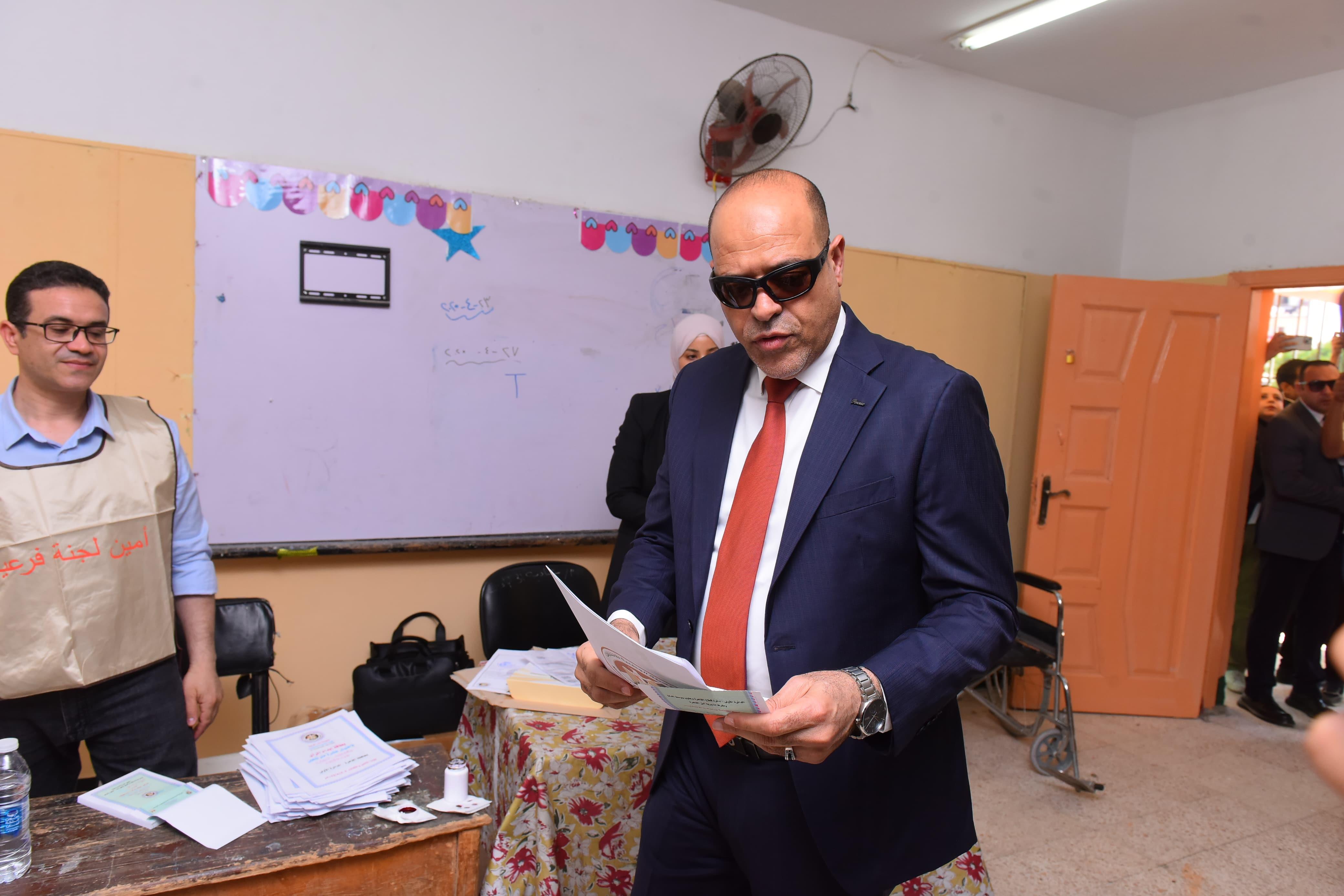 وزير العمل يُدلي بصوته في انتخابات مجلس الشيوخ بالتجمع الخامس 