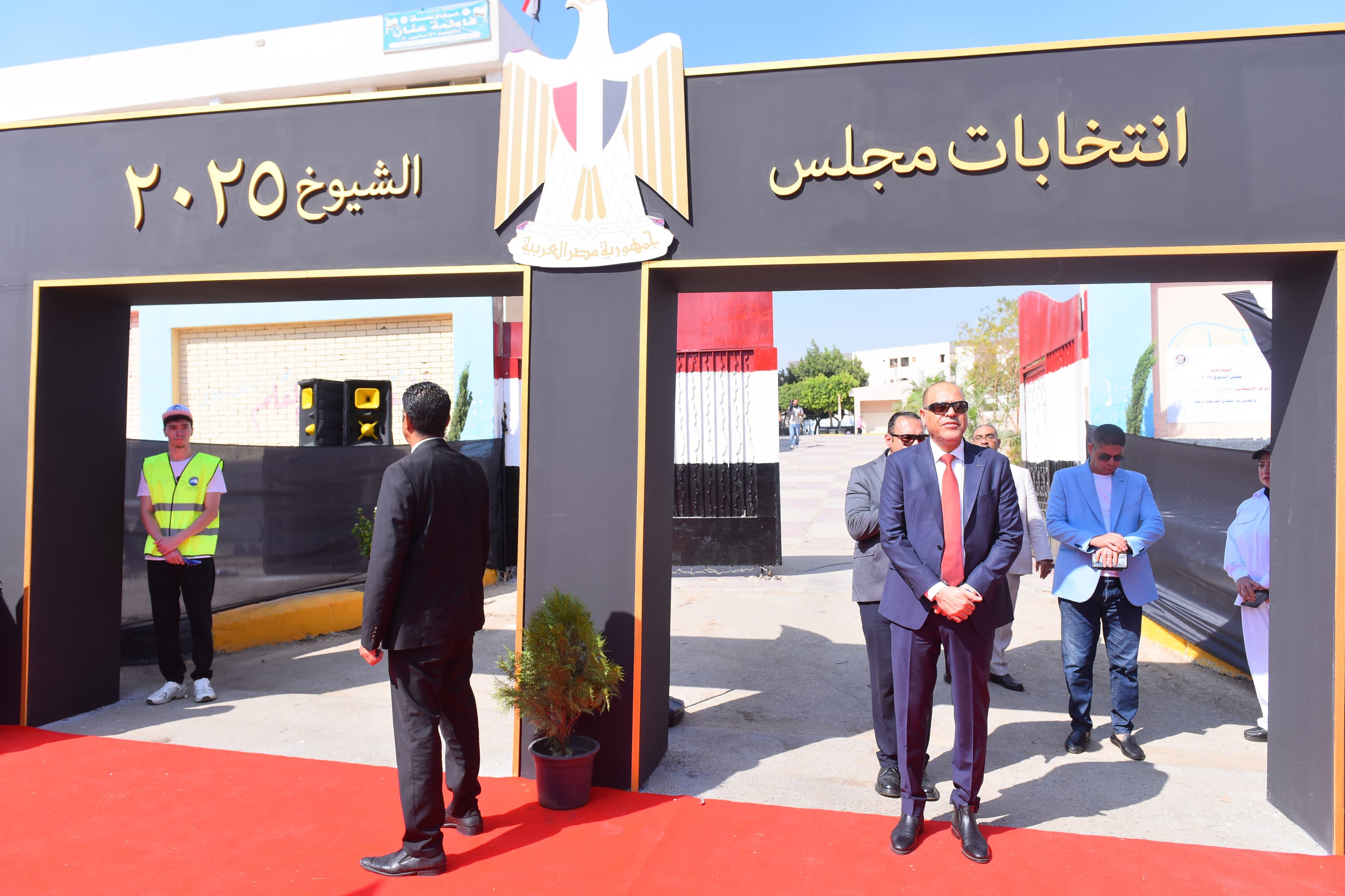 وزير العمل يُدلي بصوته في انتخابات مجلس الشيوخ بالتجمع الخامس 